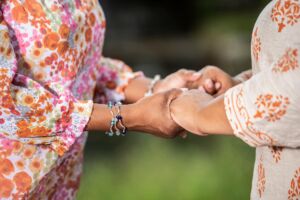 Une femme prend à deux mains les mains d'une autre femme pour lui mo,ntrer sa compassion - Image by AndPan614 from https://pixabay.com/photos/together-hands-prayer-touch-5928481/