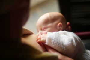 une mère allaitant son nouveau-né - Photo de Blond Foxsur https://unsplash.com/fr/photos/une-mere-allaite-son-bebe-endormi-ua6RR50TEv0