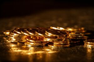 Une quantité de pièces d'or répandues sur une table - Photo de Anthony Airdsur https://unsplash.com/fr/photos/un-tas-de-pieces-dor-brillantes-kYy-TRaSBlU