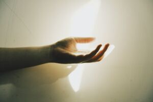 une main ouverte dans la lumière en signe de réception ou de fraternité - Photo de Cuviisur https://unsplash.com/fr/photos/une-main-qui-setend-avec-la-lumiere-oqPu5zBXw7E