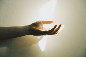 une main ouverte dans la lumière en signe de réception ou de fraternité - Photo de Cuviisur https://unsplash.com/fr/photos/une-main-qui-setend-avec-la-lumiere-oqPu5zBXw7E