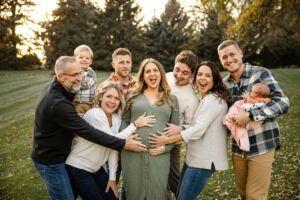 Une joyeuse familel nombreuse se réjouit d'un enfant de plus à venir - Photo de Jennifer Kalenbergsur https://unsplash.com/fr/photos/la-famille-attend-avec-joie-larrivee-dun-nouveau-bebe-FEWg2B2o2wY