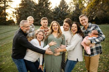 Une joyeuse familel nombreuse se réjouit d