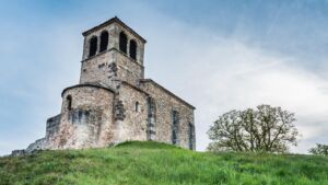Une petite chapelle ancienne sur une hauteur (saint-laurent d'agny) - Image by Ludovic Charlet from https://pixabay.com/photos/blue-hour-bluehour-chapelle-4150876/
