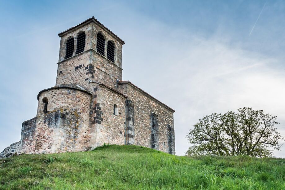 Une petite chapelle ancienne sur une hauteur (saint-laurent d'agny) - Image by Ludovic Charlet from https://pixabay.com/photos/blue-hour-bluehour-chapelle-4150876/