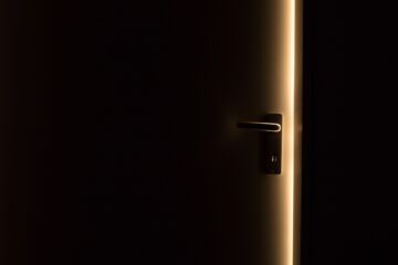 Une porte très légèrement entrouverte vers la lumière - Image by Pexels from https://pixabay.com/photos/dark-door-door-handle-light-open-1852985/