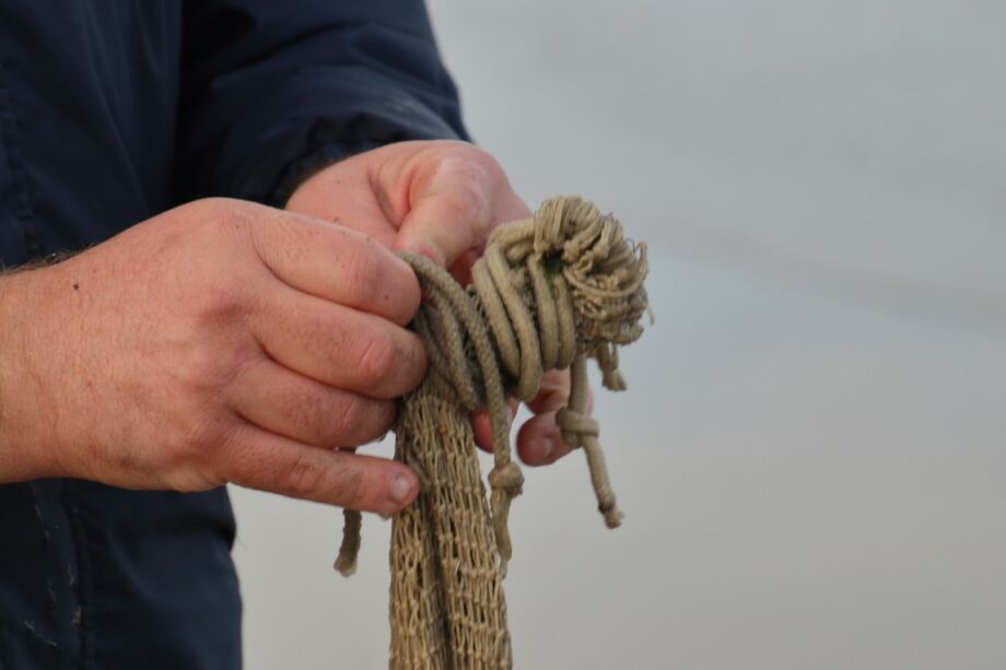Un pêcheur démêle une corde - Photo de Hilde Demeester sur https://unsplash.com/fr/photos/personne-tenant-une-corde-brune-pendant-la-journee-f-HE43QLqCE