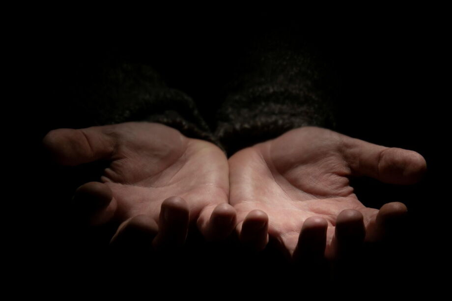 Deux mains, paumes vers le haut en signe de réceptio, dans l'obscurité - recadrage d'une Photo de jörg meier sur https://unsplash.com/fr/photos/personne-tenant-des-paumes-9loYNAWmtm0