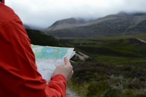 Un randonneur s'oriente avec une carte - Photo de Ali Elliott sur https://unsplash.com/fr/photos/personne-tenant-du-papier-blanc-pour-imprimante-_pH4sKRfgYY