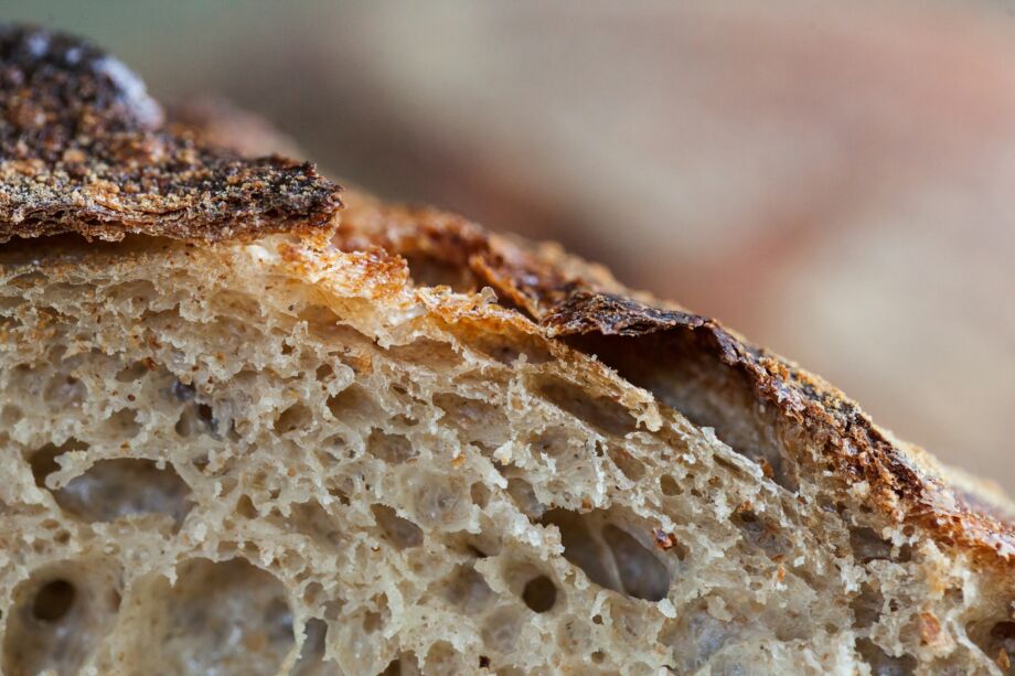 Un pain coupé dont on voit la mie et la croûte - Photo de Spring Fed Images sur https://unsplash.com/fr/photos/pain-brun-au-sucre-blanc-eJlCkt1XEY4