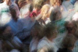 Vision floue, déformée, d'une foule bigarrée - Photo de Jose Manuel Esp sur https://unsplash.com/fr/photos/une-photo-floue-dune-foule-de-personnes-vS_BOhcdu58
