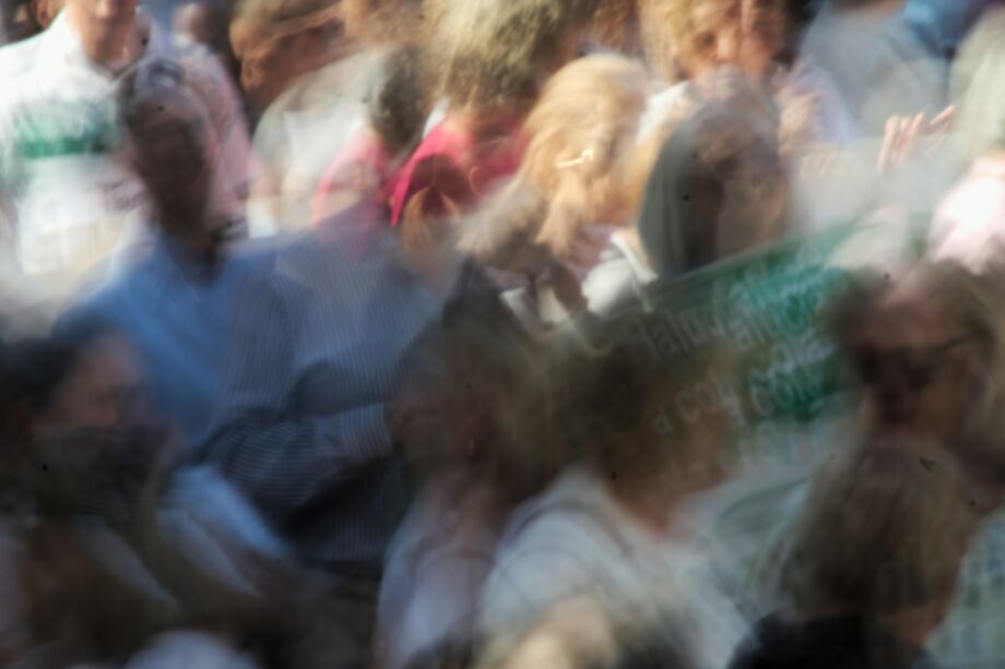 Vision floue, déformée, d'une foule bigarrée - Photo de Jose Manuel Esp sur https://unsplash.com/fr/photos/une-photo-floue-dune-foule-de-personnes-vS_BOhcdu58