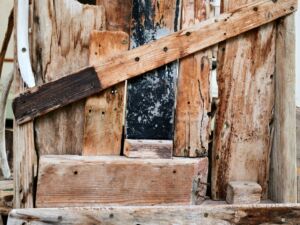 Bois anciens assemblés pour rapiécer une cloison - Photo de Neon Wang sur https://unsplash.com/fr/photos/disposition-abstraite-de-planches-de-bois-usees-HE-eDbD71pU
