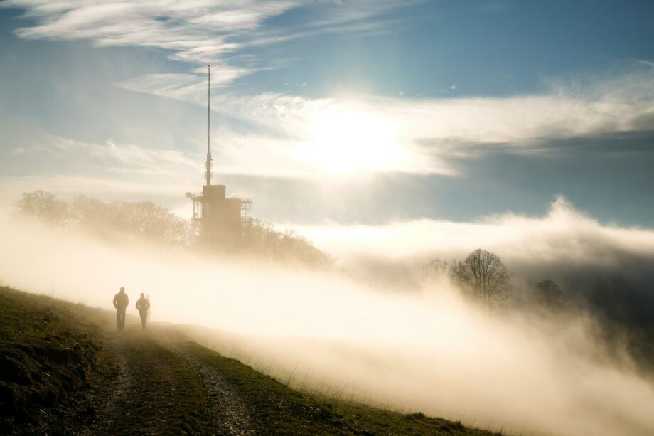 Deux personnes marchent dans la brume en montagne - Photo de Tobias Oetiker sur https://unsplash.com/fr/photos/deux-personnes-marchant-sur-un-chemin-de-terre-pendant-la-journee-CKHk6S56Gf8